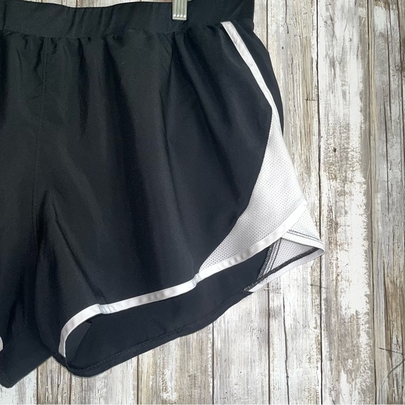 Under Armor Black & White 2.0 Fly By Shorts - Picture 7 of 7
